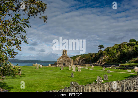 St Brynach rovine della chiesa a Cwm-yr-Eglwys vicino a Dinas Testa, vicino a Fishguard, Pembrokeshire, Galles Foto Stock
