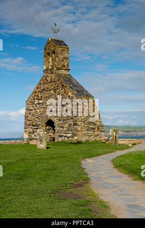 St Brynach rovine della chiesa a Cwm-yr-Eglwys vicino a Dinas Testa, vicino a Fishguard, Pembrokeshire, Galles Foto Stock