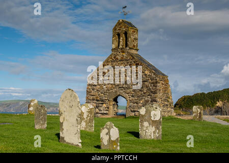 St Brynach rovine della chiesa a Cwm-yr-Eglwys vicino a Dinas Testa, vicino a Fishguard, Pembrokeshire, Galles Foto Stock