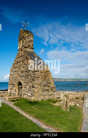 St Brynach rovine della chiesa a Cwm-yr-Eglwys vicino a Dinas Testa, vicino a Fishguard, Pembrokeshire, Galles Foto Stock