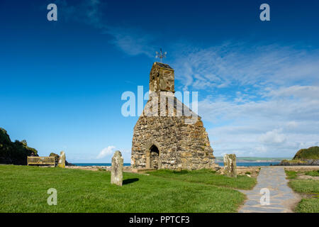 St Brynach rovine della chiesa a Cwm-yr-Eglwys vicino a Dinas Testa, vicino a Fishguard, Pembrokeshire, Galles Foto Stock