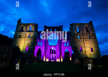 Rievaulx Abbey è immersa in un bagno di luce colorata in anticipo di Rievaulx illuminante, a tre notte luce e suono installazione presso l abbazia del XI secolo rovine nel North Yorkshire. Foto Stock