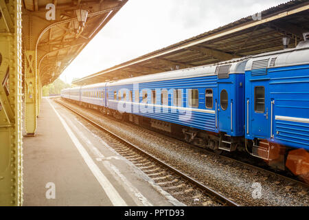Il treno è sulla piattaforma alla stazione. Foto Stock