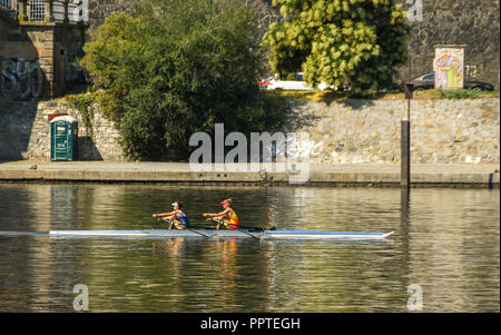 Due persone corsi di formazione su una barca a remi sul Fiume Vltava nel centro di Praga Foto Stock