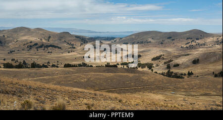 Lungo la strada che da San Pedro de Tiquina a Copacabana sul lago Titicaca, il più grande lago highaltitude nel mondo (3808m) - Bolivia Foto Stock