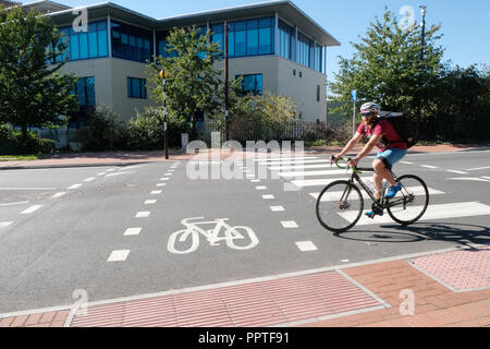 Settembre 2018 - specifiche del ciclo su strada incrocio autostradale in una trafficata strada principale nel centro di Cardiff Foto Stock