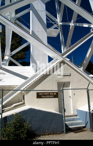 Il piede 150 telescopio solare presso lo storico Osservatorio di Mount Wilson in montagne di San Gabriel vicino a Glendale, California Foto Stock