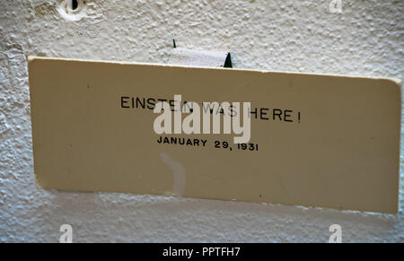 Einstein è qui! Messaggio sulla parete del piede 150 telescopio solare presso l'Osservatorio di Mount Wilson in montagne di San Gabriel vicino a Glendale, CA Foto Stock