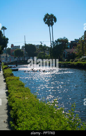 Canali, ponti, e case nella città di Venezia, California Foto Stock