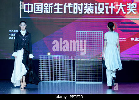 Weihai, la Cina della provincia dello Shandong. Il 27 settembre, 2018. Modelli di creazioni presenti durante la finale di un fashion design competition in Weihai, est della Cina di Provincia di Shandong, Sett. 27, 2018. Credito: Chen Jianli/Xinhua/Alamy Live News Foto Stock