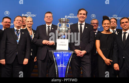 27 settembre 2018, Svizzera, Nyon: Calcio annuncio del 2024 al Campionato Europeo di Host: la delegazione tedesca con Rainer Koch (anteriore l-r), arbitro Bibiana Steinhaus, DFB Presidente Reinhard Grindel, DFB Segretario generale Friedrich Curtius, ambasciatore di integrazione Celia Sasic, Campionato Europeo Ambasciatore Philipp Lahm, sorge accanto al Campionato Europeo Cup durante la cerimonia di annuncio per il 2024 Europei di Calcio. La Germania ospiterà il 2024 Europei di Calcio. Il 2024 Europei di calcio è stato organizzato dal tedesco e turco soccer asso Foto Stock