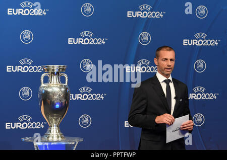 Nyon, Svizzera. Il 27 settembre, 2018. Annuncio di calcio del 2024 al Campionato Europeo di Host: Aleksander Ceferin, presidente della UEFA, è in possesso di una busta durante la cerimonia di annuncio per il 2024 il Campionato Europeo di calcio. Le associazioni calcistiche dalla Germania e Turchia aveva applicato ad ospitare il 2024 del Campionato Europeo. Credito: Soeren Stache/dpa/Alamy Live News Foto Stock