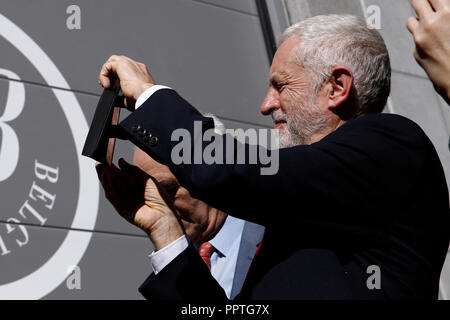 Bruxelles, Belgio. 27 Sett. 2018. Il British Labour Party leader Jeremy Corbyn prende parte alla inaugurazione di una piazza intitolata Jo Cox, una manodopera britannica MP che fu ucciso nel 2016. Alexandros Michailidis/Alamy Live News Foto Stock