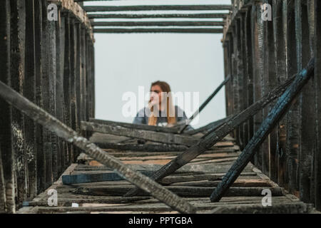 Londra, Regno Unito. Il 27 settembre 2018. Marianne Vitale, bruciato Bridge, 2012 - Black Mirror la nuova mostra alla Saatchi Gallery di arte del ruolo di satira sociale - presenta il lavoro di 26 artisti contemporanei. Si va dal 28 Set 18 al 13 Gen 19. Credito: Guy Bell/Alamy Live News Foto Stock