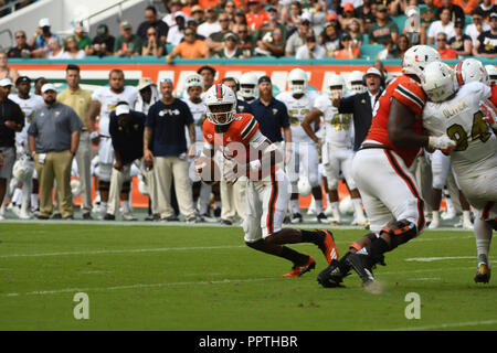 Giardini di Miami, Florida, Stati Uniti d'America. Il 22 settembre, 2018. N'Kosi Perry #5 di Miami in azione durante il NCAA Football gioco tra gli uragani di Miami e la Florida Panthers Internazionale di Miami, in Florida. Gli uragani sconfitto le pantere 31-17. Credito: csm/Alamy Live News Foto Stock