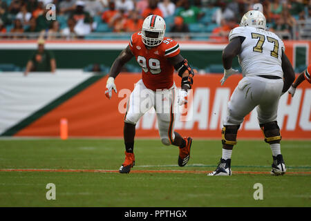 Giardini di Miami, Florida, Stati Uniti d'America. Il 22 settembre, 2018. Joe Jackson #99 di Miami in azione durante il NCAA Football gioco tra gli uragani di Miami e la Florida Panthers Internazionale di Miami, in Florida. Gli uragani sconfitto le pantere 31-17. Credito: csm/Alamy Live News Foto Stock