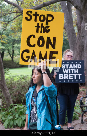 Washington, DC - 27 Settembre 2018: donne in attesa di supporto Rally Supreme Court Nominee Brett Kavanaugh Credito: Xavier Ascanio/Alamy Live News Foto Stock