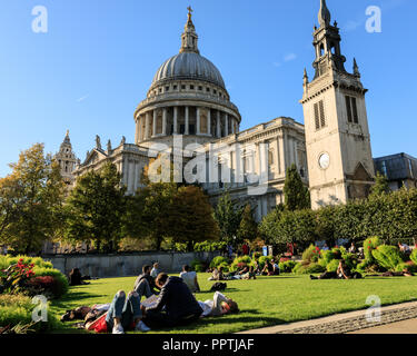 San Paolo, Londra, 27 settembre 2018. Persone godetevi lo splendido sole autunnale con temperature calde e cielo blu, molti rilassarsi sui prati intorno la Cattedrale di St Paul e nella città di Londra. Credito: Imageplotter News e sport/Alamy Live News Foto Stock