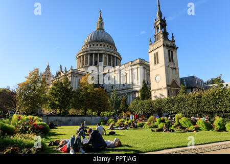 San Paolo, Londra, 27 settembre 2018. Persone godetevi lo splendido sole autunnale con temperature calde e cielo blu, molti rilassarsi sui prati intorno la Cattedrale di St Paul e nella città di Londra. Credito: Imageplotter News e sport/Alamy Live News Foto Stock