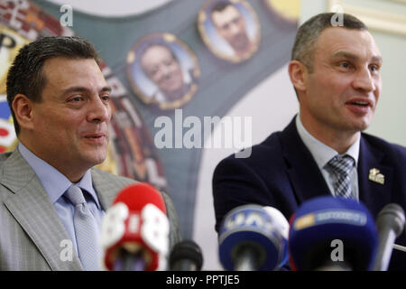 Kiev, Ucraina. Il 27 settembre, 2018. Presidente della World Boxing Consiglio (WBC) MAURICIO SULAIMAN (L) e ex Heavyweight Boxing e attuale campione sindaco di Kiev Vitali Klitschko (R) parlare con i media nel corso di una conferenza stampa a Kiev, Ucraina, il 27 settembre 2018. La cinquantaseiesima WBC Convenzione in cui prenderà parte il pugilato leggende Evander Holyfield, Lennox Lewis, Eric Morales e circa 700 partecipanti provenienti da 160 paesi si terrà a Kiev dal 30 settembre al 5 ottobre. Credito: Serg Glovny/ZUMA filo/Alamy Live News Foto Stock