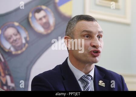 Kiev, Ucraina. Il 27 settembre, 2018. Ex Heavyweight Boxing e attuale campione sindaco di Kiev Vitali Klitschko parla con i giornalisti nel corso di una conferenza stampa congiunta con il presidente della World Boxing Consiglio (WBC) MAURICIO SULAIMAN (non mostrato) a Kiev in Ucraina, il 27 settembre 2018. La cinquantaseiesima WBC Convenzione in cui prenderà parte il pugilato leggende Evander Holyfield, Lennox Lewis, Eric Morales e circa 700 partecipanti provenienti da 160 paesi si terrà a Kiev dal 30 settembre al 5 ottobre. Credito: Serg Glovny/ZUMA filo/Alamy Live News Foto Stock