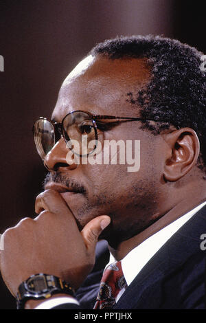 Washington DC. 9-10-1991 Clarence Thomas nominee per associare la giustizia della Corte suprema degli Stati Uniti medita domande da lui da membri del Senato Comitato Giudiziario durante la sua audizione di conferma. Credito: Mark Reinstein Credito: Mark Reinstein/MediaPunch Foto Stock