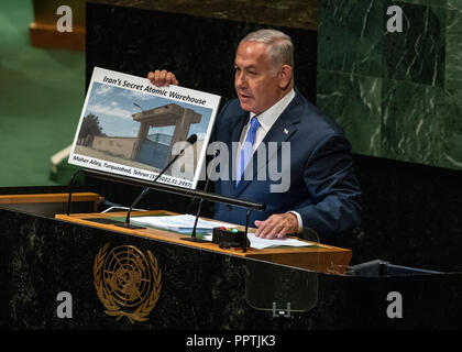 New York, Stati Uniti d'America, 27 settembre 2018. Israele il Primo ministro Benjamin Netanyahu affronta la 73a Assemblea generale delle Nazioni Unite presso la sede delle Nazioni Unite a New York City. Netanyahu ha denunciato che l'Iran ha precedentemente riservate segreto impianto nucleare a Teheran e ha mostrato le mappe e le foto di essa. Foto di Enrique Shore Foto Stock