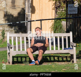 Bewdley, Regno Unito. 27 Settembre 2018. Tempo nel Regno Unito: Il calore glorioso del sole di oggi è solo troppo per alcune persone. Un uomo con outfit da running sportivo è visto qui su una panchina di parcheggio che prende un pisolino. Una pausa momentanea può presto diventare un sonno profondo e inaspettato quando il calore è acceso! Credit: Lee Hudson/Alamy Live News Foto Stock