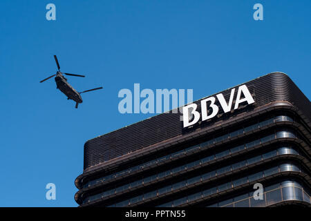 Madrid, Spagna. 27 Settembre, 2018. Esercito spagnolo elicottero volando su BBVA banca a Madrid, Spagna. Credito: Marcos del Mazo/Alamy Live News Foto Stock