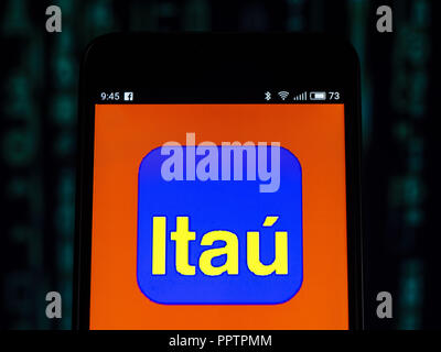 Kiev, Ucraina. Il 27 settembre, 2018. Itau Unibanco logo che si vede visualizzato sul telefono intelligente. Itau Unibanco è un brasiliano quotati in banca con sede in SÃ£o Paulo, Brasile. Credito: Igor Golovniov SOPA/images/ZUMA filo/Alamy Live News Foto Stock