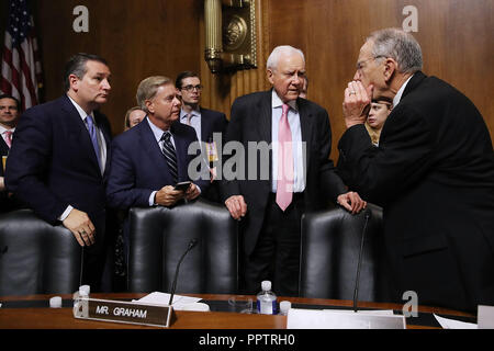 Washington, DC, Stati Uniti d'America. Il 27 settembre, 2018. Potere Giudiziario del senato membri del Comitato (L-R) Sen. Ted Cruz (R-TX), Sen. Lindsey Graham (R-SC), Sen. Orrin Hatch (R-UT) e Presidente Charles Grassley (R-IA) parlare a conclusione della Corte Suprema conferma audizione per giudicare Brett Kavanaugh nel senato Dirksen Edificio per uffici a Capitol Hill Settembre 27, 2018 a Washington, DC. Kavanaugh è stato chiamato a testimoniare circa rivendicazioni da Christine Blasey Ford, che ha accusato di aver molestato sessualmente il suo durante una festa nel 1982 quando erano studenti di scuola superiore in sub credito: Foto Stock