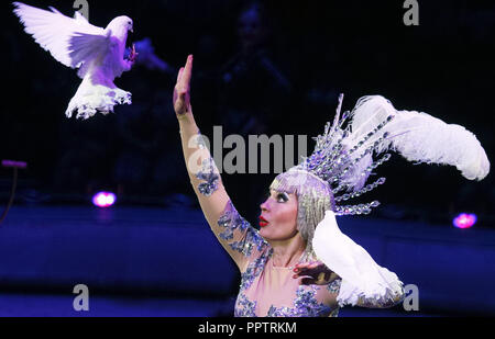 Kiev Kiev, Ucraina. Il 27 settembre, 2018. Artista ucraino Kseniya Liakhorska visto eseguendo con piccioni durante il circus.Lo Spettacolo delle Fontane gigante è un nuovo programma internazionale all'Ucraina Circo nazionale di uno dei più antichi in Ucraina. Lo spettacolo andrà in scena a partire dal 29 settembre al 09 dicembre. Credito: Pavlo Gonchar SOPA/images/ZUMA filo/Alamy Live News Foto Stock