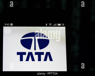 Kiev, Ucraina. Il 27 settembre, 2018. Tata Motors logo che si vede visualizzato sul telefono intelligente. Tata Motors Limited è una multinazionale indiana automotive Manufacturing Company. I suoi prodotti comprendono le autovetture, autocarri, furgoni, pullman, autobus, auto sportive, costruzione di attrezzature e veicoli militari. Credito: Igor Golovniov SOPA/images/ZUMA filo/Alamy Live News Foto Stock