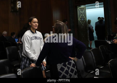 Washington, DC, Stati Uniti d'America. Il 27 settembre, 2018. Uno studente di scuola Holton-Arms colloqui con un'altra persona durante una pausa in udienza in cui Christine Blasey Ford testimonia davanti alla commissione giudiziaria del Senato in Senato Dirksen Edificio per uffici a Capitol Hill Settembre 27, 2018 a Washington, DC. Credito: ZUMA Press, Inc./Alamy Live News. Foto Stock