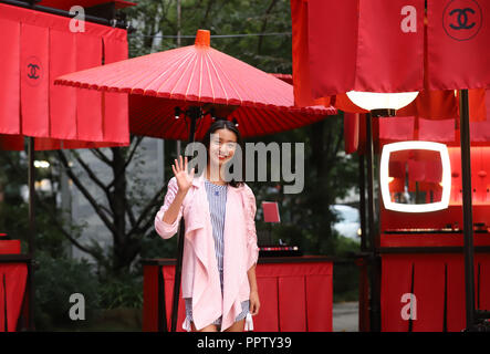 Tokyo, Giappone. Il 27 settembre, 2019. Modello giapponese Koki sorrisi come ella assiste a premere anteprima della moda francese marca Chanel cosmetici da evento promozionale "Chanel Matsuri' (Chanel festival) presso la Tenso santuario a Tokyo il giovedì, 27 settembre 2018. Il 15-anno-vecchio Koki, una figlia di attore Giapponese Takuya Kimura e cantante Shizuka Kudo divenne Chanel bellezza dell ambasciatore di questo mese. Credito: Yoshio Tsunoda/AFLO/Alamy Live News Foto Stock