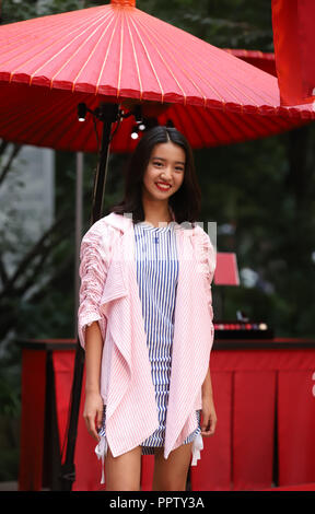 Tokyo, Giappone. Il 27 settembre, 2019. Modello giapponese Koki sorrisi come ella assiste a premere anteprima della moda francese marca Chanel cosmetici peomotional evento 'Chanel Matsuri' (Chanel festival) presso la Tenso santuario a Tokyo il giovedì, 27 settembre 2018. Il 15-anno-vecchio Koki, una figlia di attore Giapponese Takuya Kimura e cantante Shizuka Kudo divenne Chanel bellezza dell ambasciatore di questo mese. Credito: Yoshio Tsunoda/AFLO/Alamy Live News Foto Stock