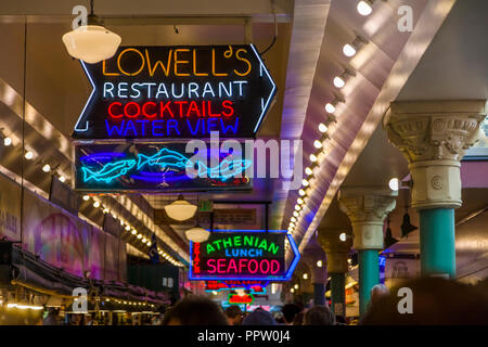 Insegne al neon dentro il Mercato di Pike Place in Seattle Washington uno dei più antichi azionato in modo continuo gli agricoltori pubblica " i mercati negli Stati Uniti Foto Stock