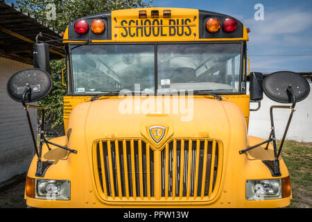 Jaworzyna slaska, Polonia - Agosto 2018 : grande scuola di giallo autobus parcheggiato nel Museo dell Industria e ferrovia Foto Stock