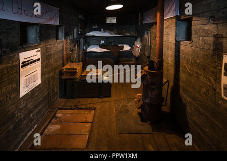 Jaworzyna slaska, Polonia - Agosto 2018 : Interno del vecchio treno in legno carrello utilizzato in passato per il trasporto dei soldati durante la guerra, Museo di in Foto Stock
