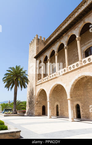 Almudaina Palace vista esterna con il baluardo di difesa contro il cielo blu, Palma di Maiorca, isole Baleari, Spagna. Destinazione di viaggio Foto Stock