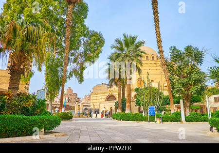 Il Cairo, Egitto - 23 dicembre 2017: il cortile del museo Copte con enorme chiesa di Saint George sullo sfondo, il 23 dicembre al Cairo Foto Stock