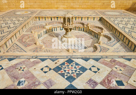 Il bellissimo marmo fontana scolpita in stile arabo situato nel cortile del museo copto del Cairo in Egitto Foto Stock