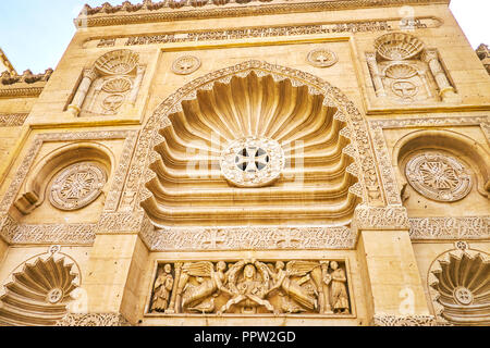 Il principale iwan del museo Copte con splendidi motivi scolpiti in stile copto con bassorilievi di santi e angeli, il Cairo, Egitto Foto Stock