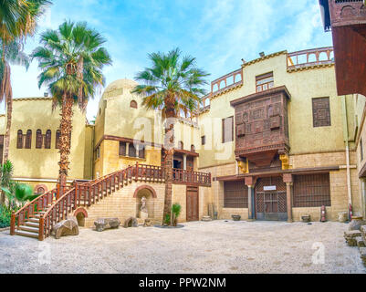 Il panorama del cortile bellissimo palazzo storico con la struttura a reticolo balconi e finestre, quartiere copto del Cairo in Egitto Foto Stock