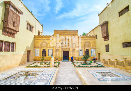 Il Cairo, Egitto - 23 dicembre 2017: la facciata dell'ingresso centrale del museo Copte con belle decorazioni scolpite in stile arabo, a dicembre Foto Stock