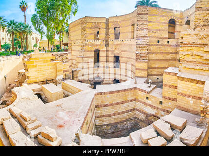 Le rovine della Fortezza di Babilonia, locatednext al Museo copto del Cairo in Egitto Foto Stock