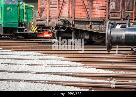 Jaworzyna slaska, Polonia - Agosto 2018 : vecchio in disuso treno retrò locomotive e carrozze sul lato le tracce in deposito al Museo dell Industria una Foto Stock