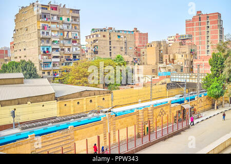 Il vecchio quartiere residenziale accanto al famoso cristiana copta nel quartiere de Il Cairo con edifici squallido e Mar Girgis stazione della metropolitana, Egitto Foto Stock