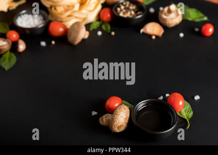 Fettuccine di pasta tagliatelle con gamberi, gamberetti, erbe e spezie Foto Stock