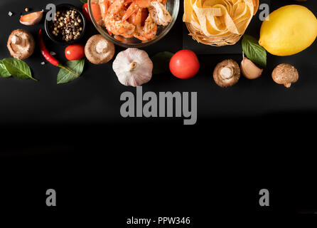 Fettuccine di pasta tagliatelle con gamberi, gamberetti, erbe e spezie Foto Stock